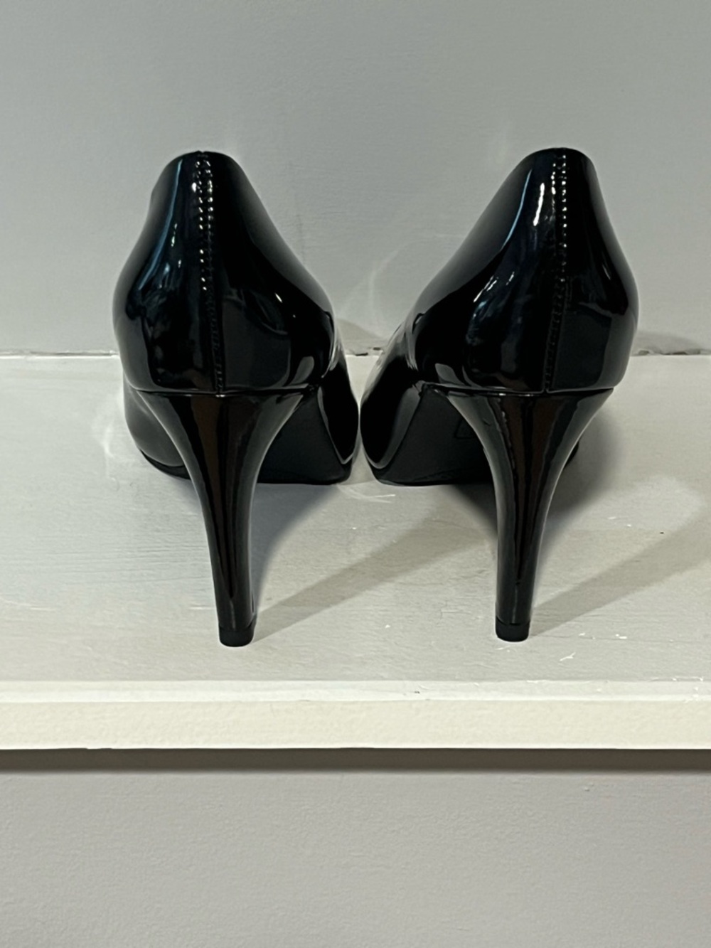 Bandolino Black Patent Peep-Toe Heels 👠 - Picture 6 of 13